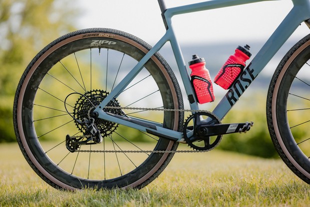 Groupe mécanique SRAM Apex Eagle avec engrenage mulet sur un vélo de gravier Rose Backroad