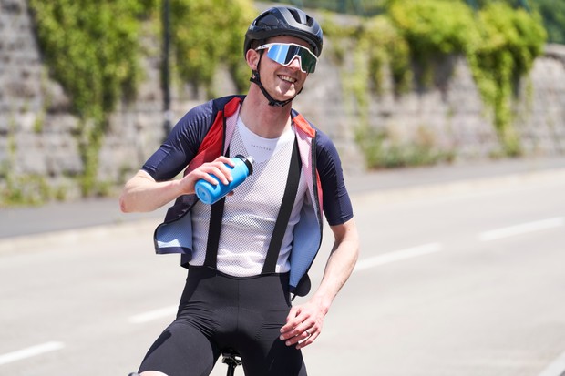 Comment s'habiller pour faire du vélo en été, bouteilles