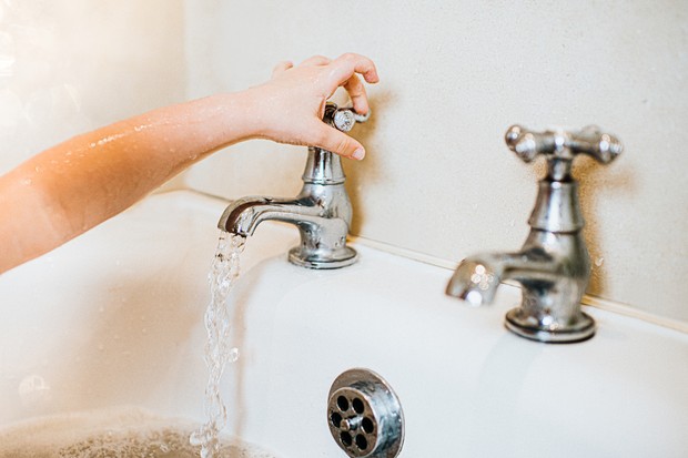 Fermez le robinet de la baignoire à la main.