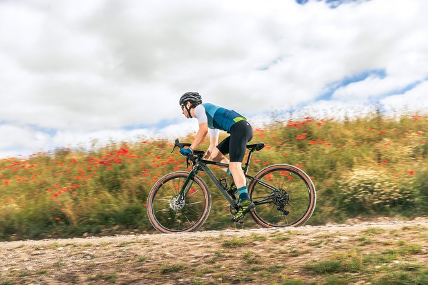 Cycliste masculin en haut bleu équitation le vélo de gravier Ribble Gravel AL SRAM Rival 1X