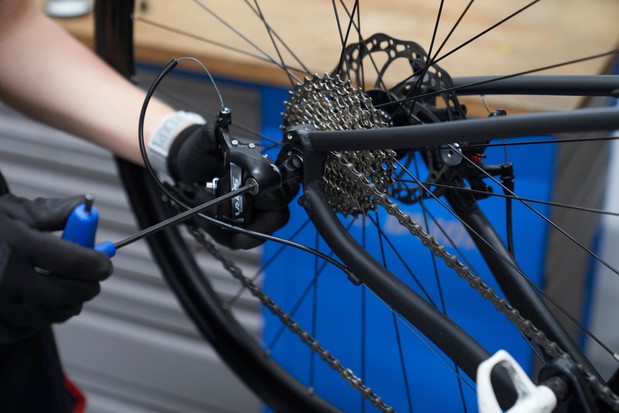 Oscar Huckle installant le dérailleur arrière Shimano Sora sur le vélo