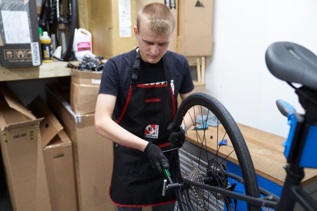 Oscar Huckle alignant la patte de dérailleur arrière