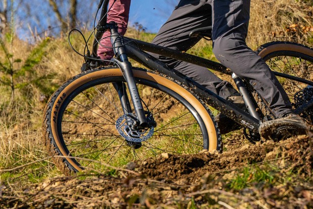 Photo recadrée du rotor sur la roue avant d'un vélo de montagne