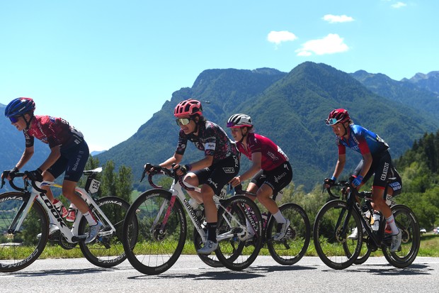 SAN LORENZO DORSINO, ITALIE - 09 JUILLET : (LR) Petra Stiasny de Suisse et Team Roland Cogeas Edelweiss/Israel-Premier Tech, Kathrin Hammes d'Allemagne et Team EF Education - Tibco - Svb, Lotte Kopecky de Belgique et Team SD Worx Pink UCI Women's WorldTour Leader Jersey et Hanna Nilsson de Suède et Ceratizit - WNT Pro Cycling Team s'affrontent lors du 33e Giro d'Italia Donne 2022 - Étape 9 une étape de 112,8 km de San Michele All'Adige à San Lorenzo Dorsino 727m / #GiroDonne / # UCIWWT / le 09 juillet 2022 à San Lorenzo Dorsino, Italie.