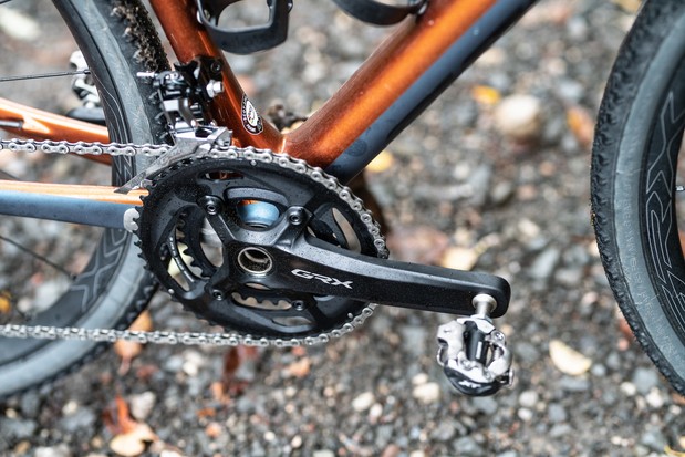 Double pédalier Shimano GRX et pédales SPD sur un vélo gravel