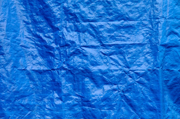 Gros plan d'une couverture en toile froissée bleu foncé