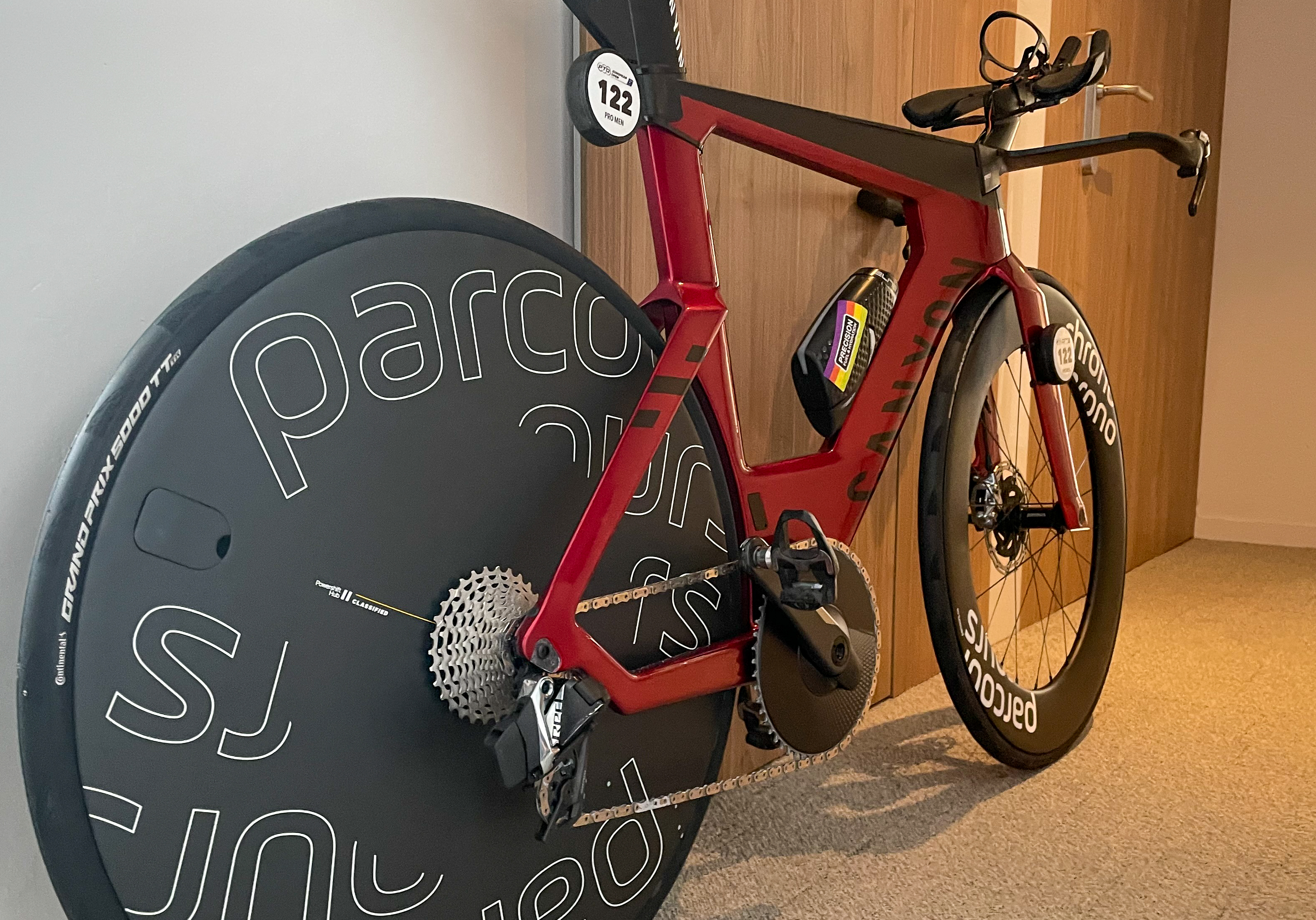 Une photo d'un vélo Canyon avec une roue à disque Parcours, équipé d'un moyeu Classified