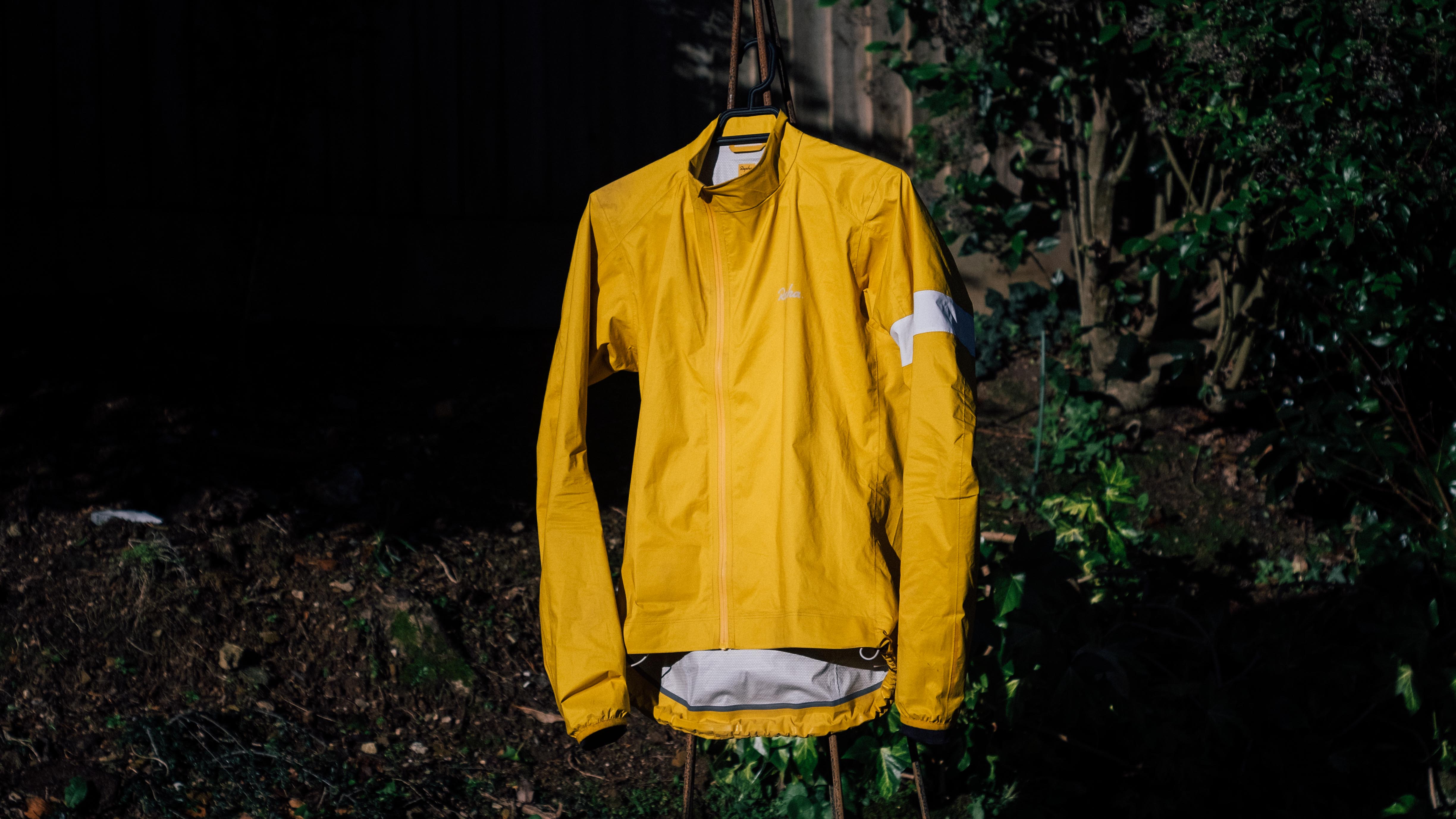 Une veste imperméable rapha core jaune