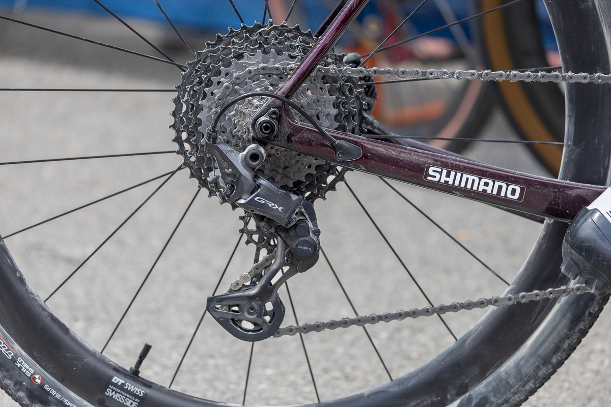 Un gros plan du vélo de Taylor Lideen montrant le nouveau groupe Shimano GRX 12 vitesses