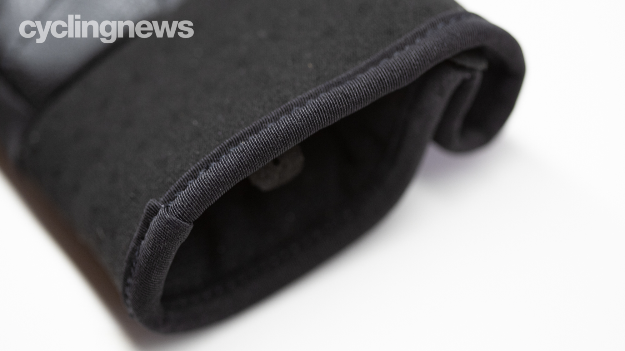 Gants de vélo Gore Wear C5 Gore-Tex Thermo détail du bord fini du poignet