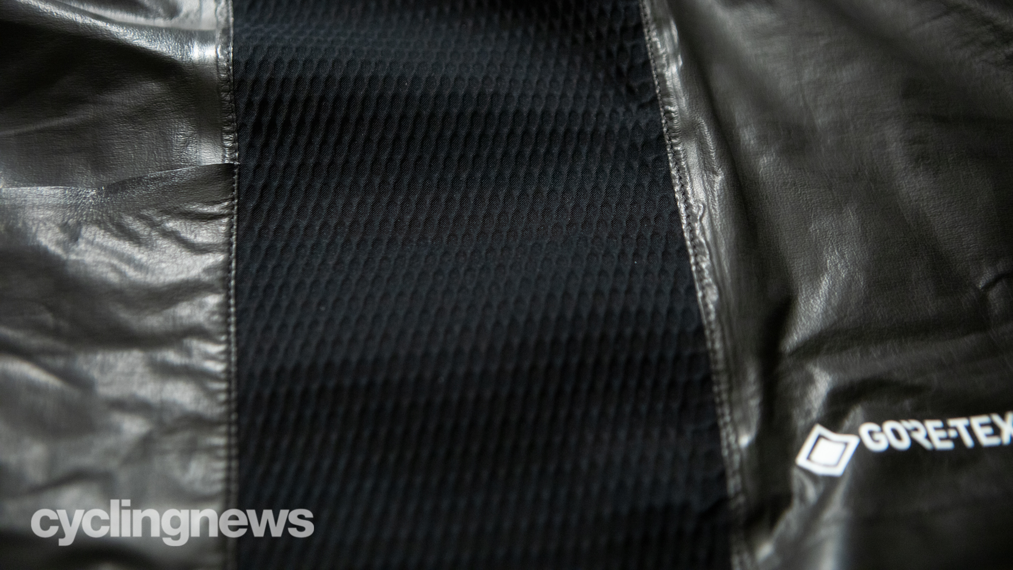 Castelli Idro Pro 3 image détaillée du tissu GORE-TEX avec technologie Stretch