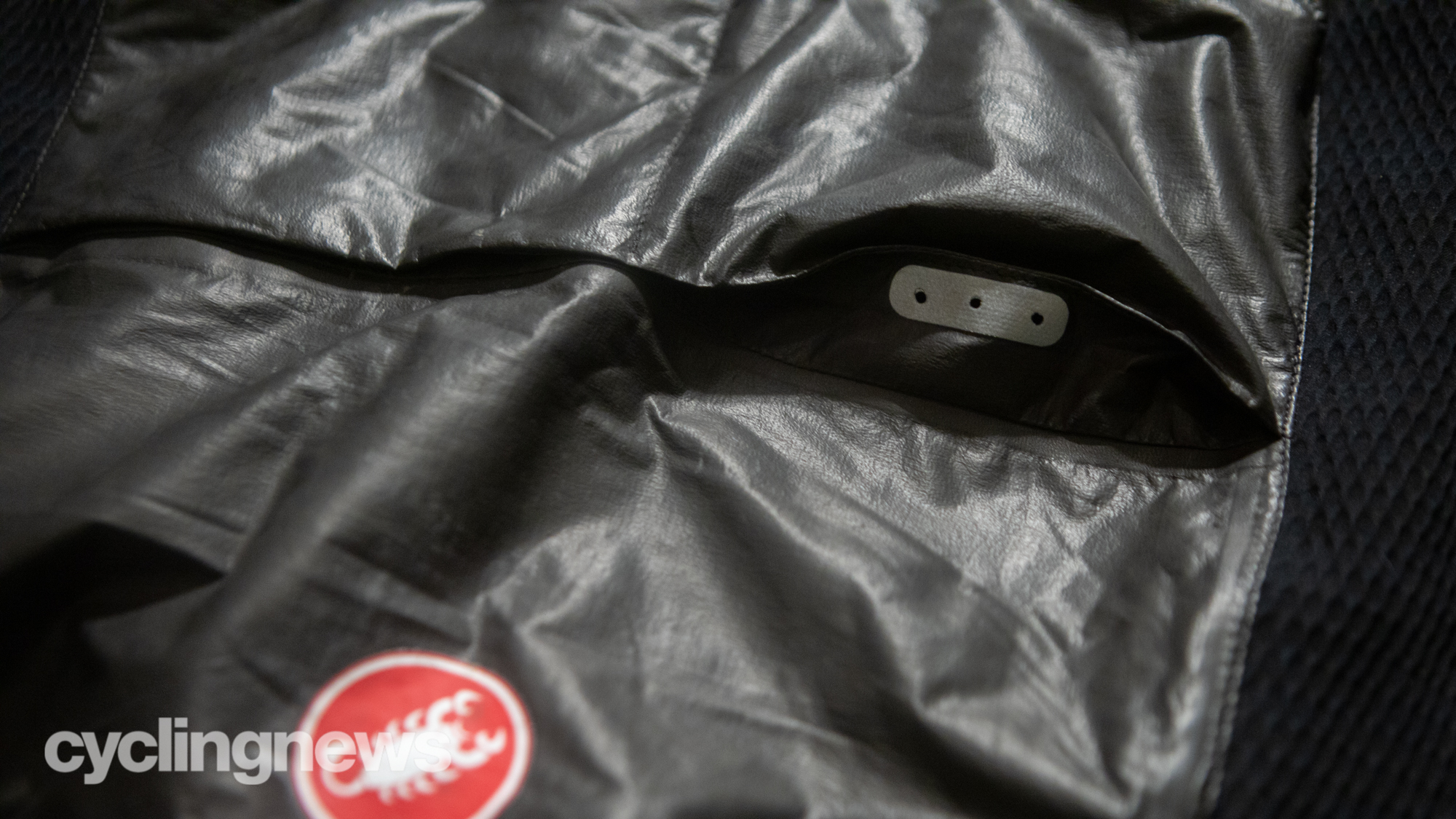 Castelli Idro Pro 3 image détaillée des trous de drainage de la poche
