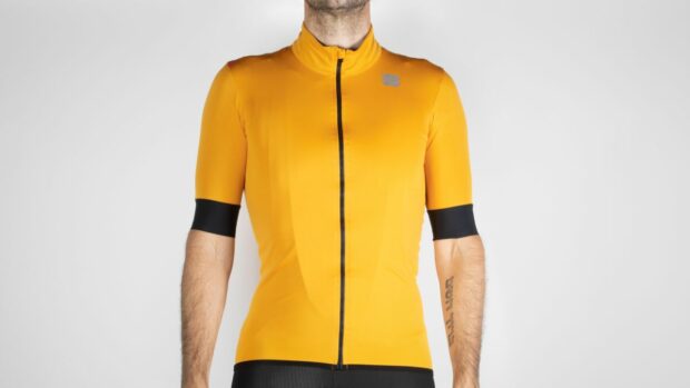 Économisez de l'argent avec la veste à manches courtes Sportful Fiandre Light NoRain en tant que pièce de superposition fondamentale