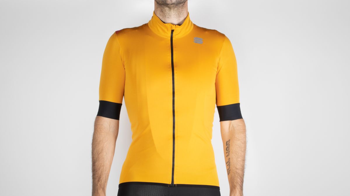 Économisez de l'argent avec la veste à manches courtes Sportful Fiandre Light NoRain en tant que pièce de superposition fondamentale