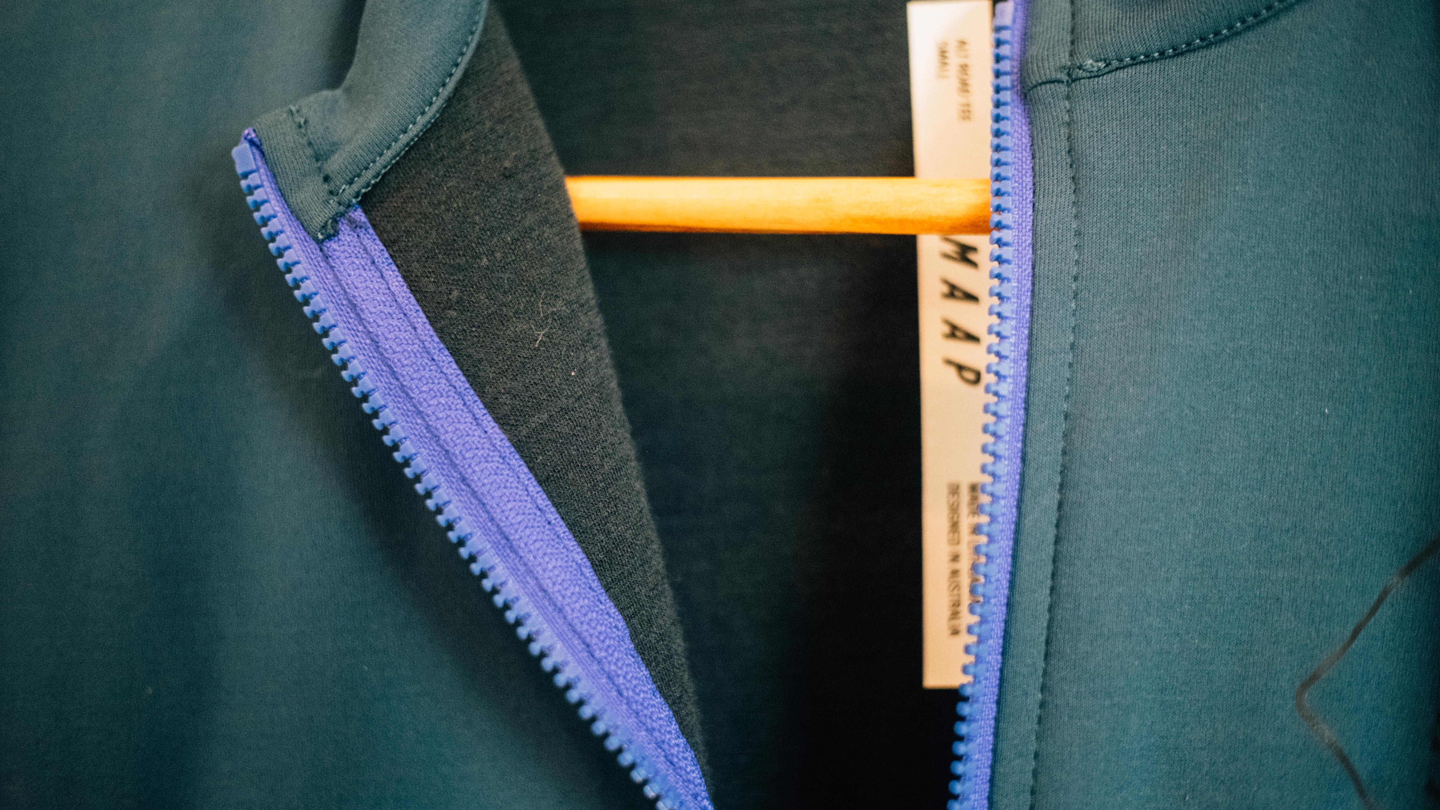 Un maillot bleu pétrole maap alt road