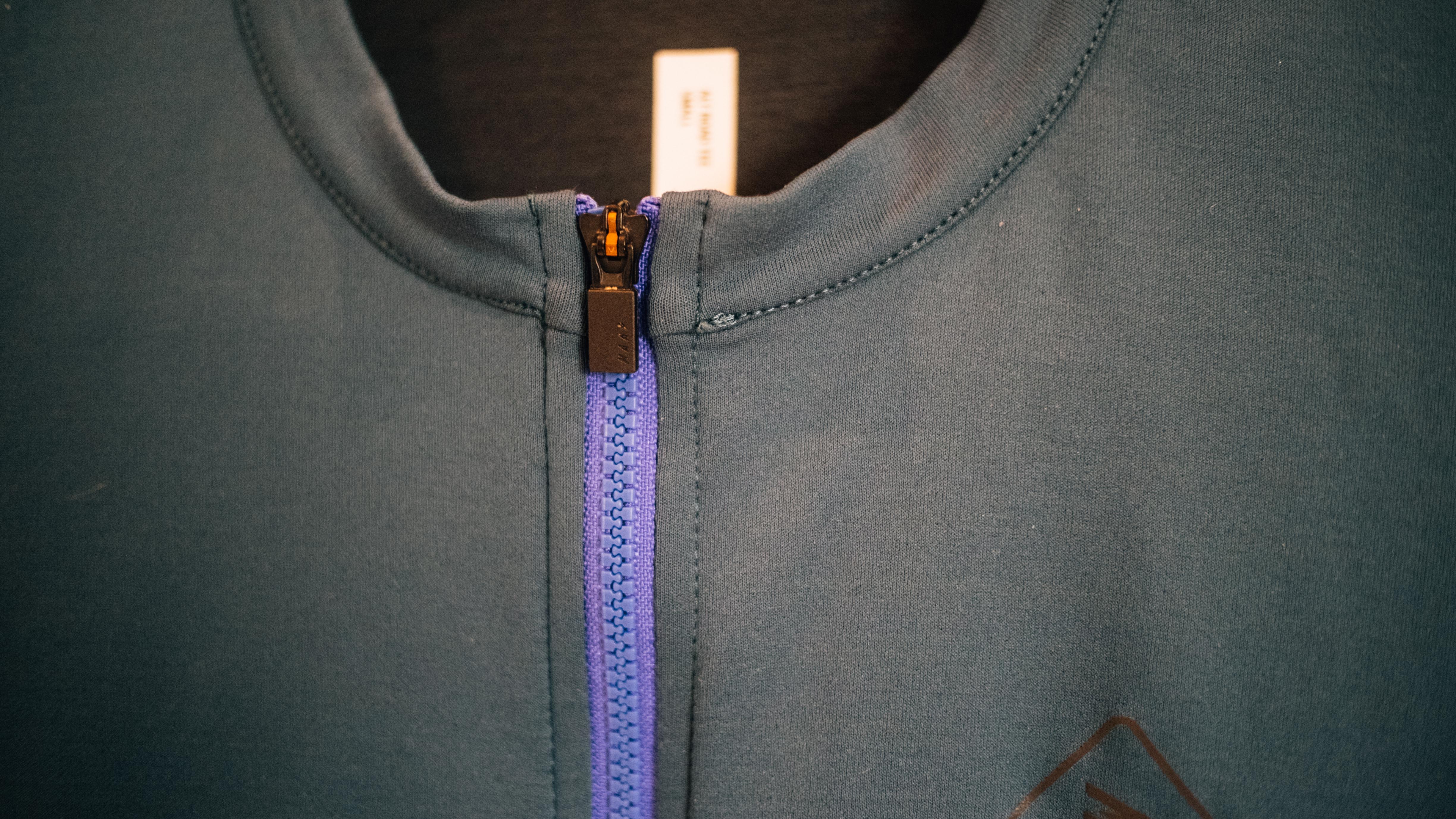 Un maillot bleu pétrole maap alt road