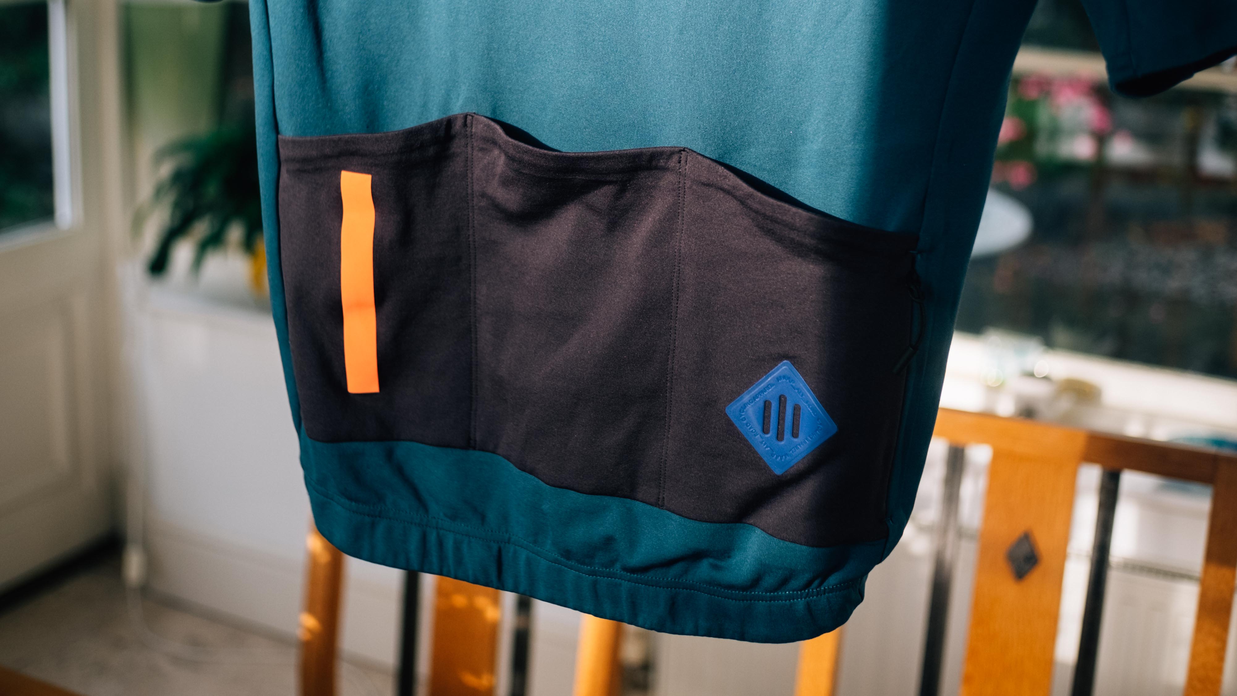 Un maillot bleu pétrole maap alt road
