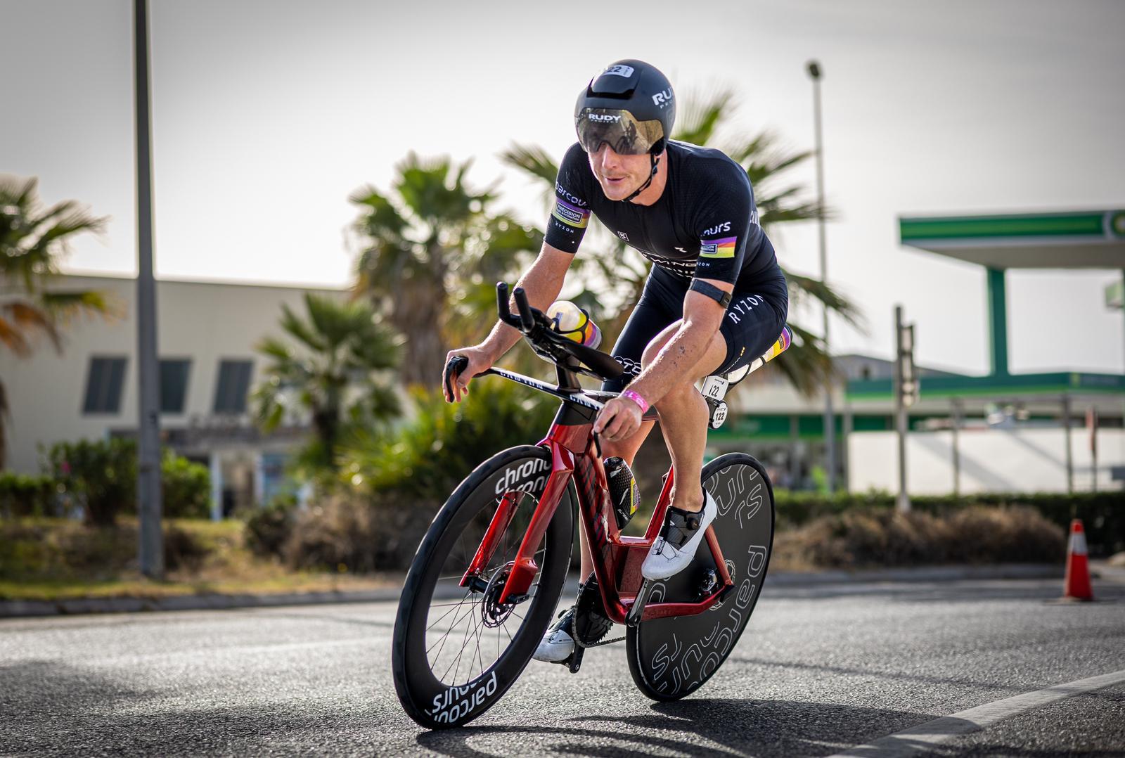 Une photo de Kyle Smith sur un Canyon avec une roue Parcours arrière équipée de Classified
