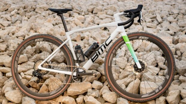 Le vélo de gravier BMC Kius 01 One est plus qu'une simple paire de barres étroites