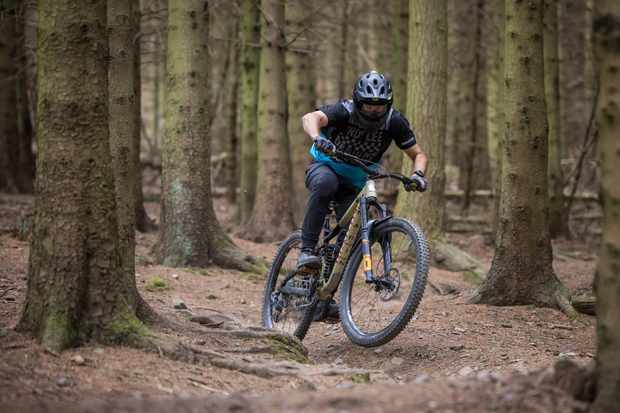 Vélo Vtt Professionnel Et Casque Avec Lunettes De Protection Pour Le  Cyclisme De Descente En Montagne