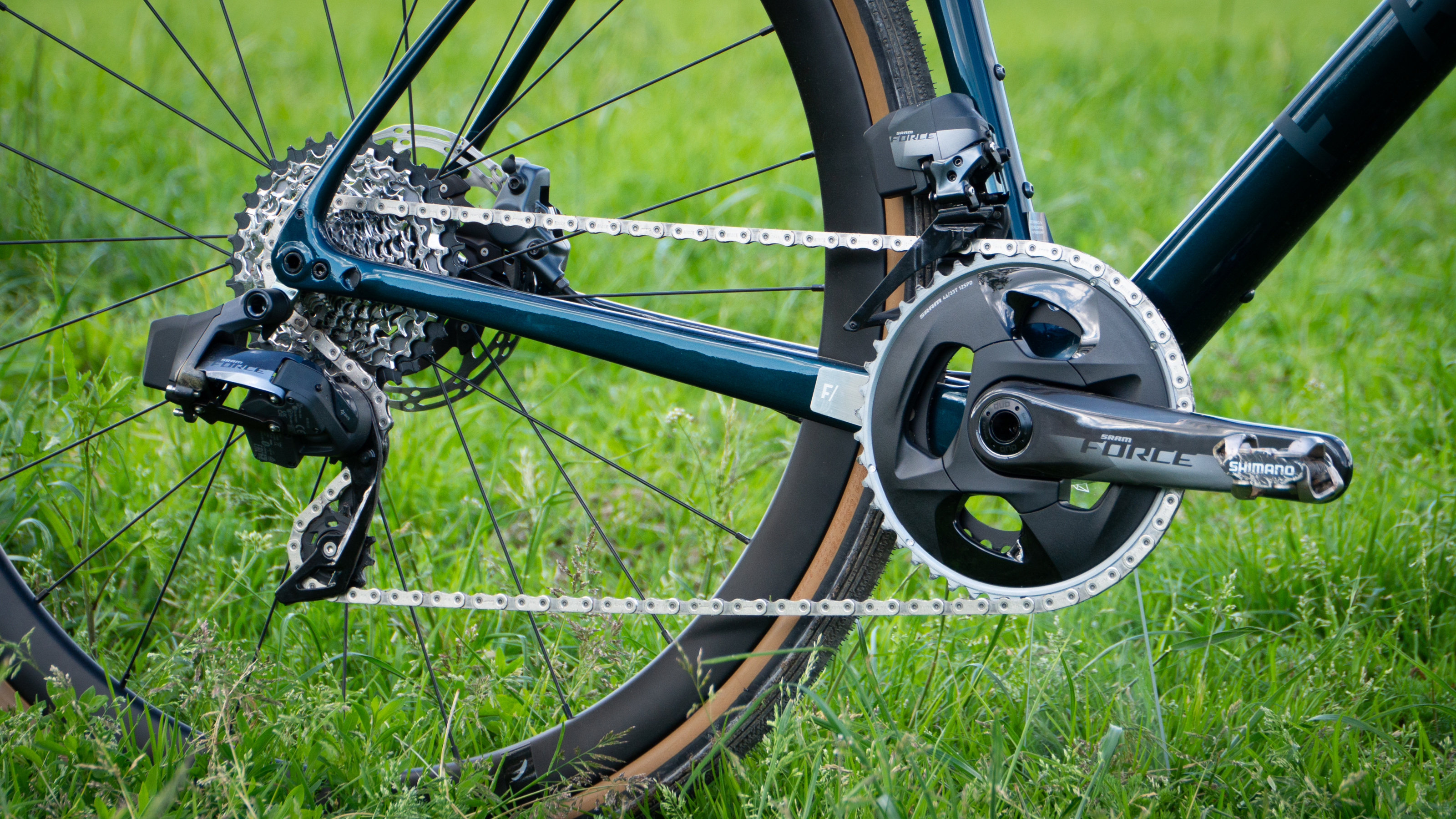 Un gros plan du vélo Fara F/AR debout dans un champ