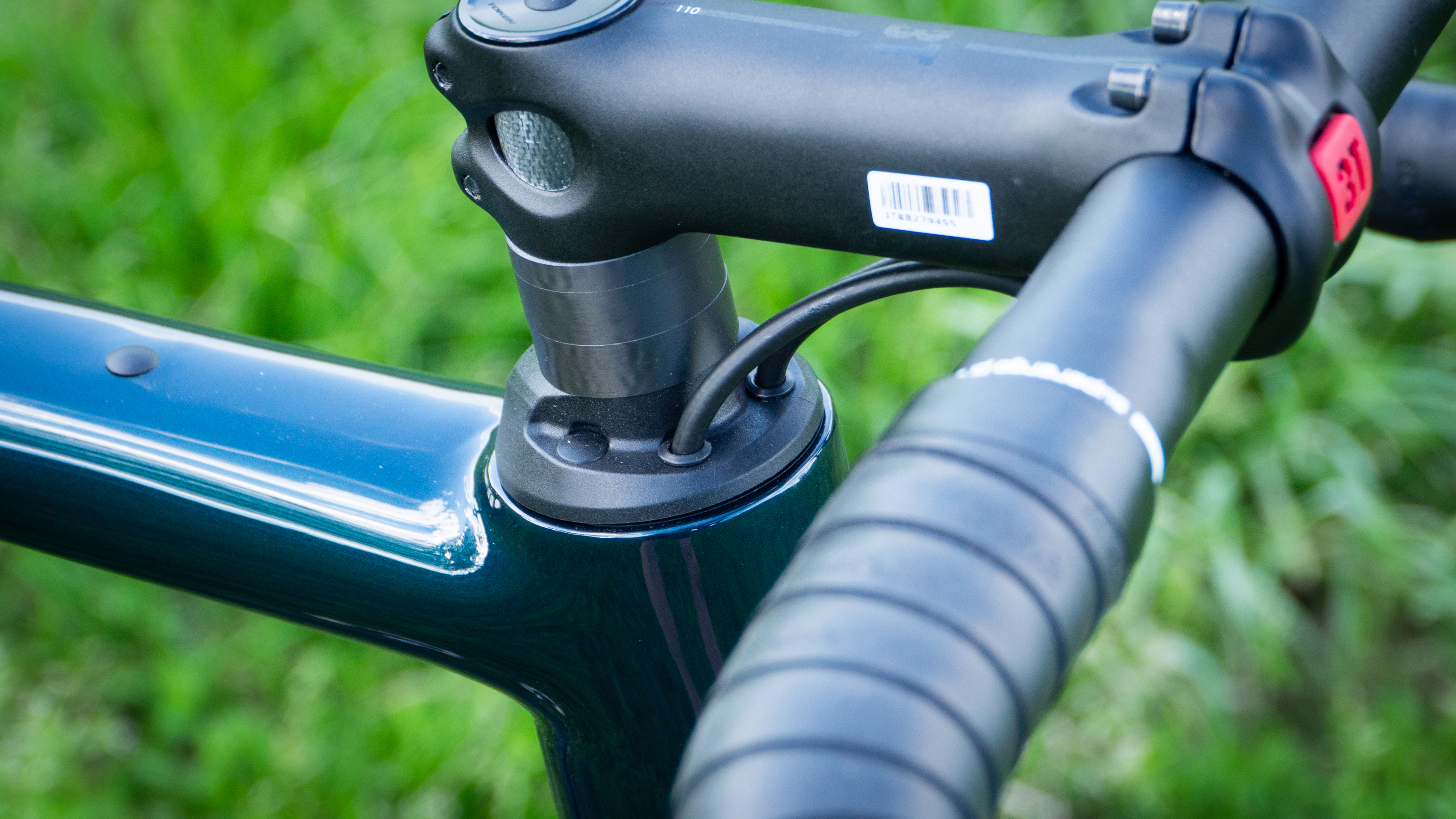 Un gros plan du vélo Fara F/AR debout dans un champ