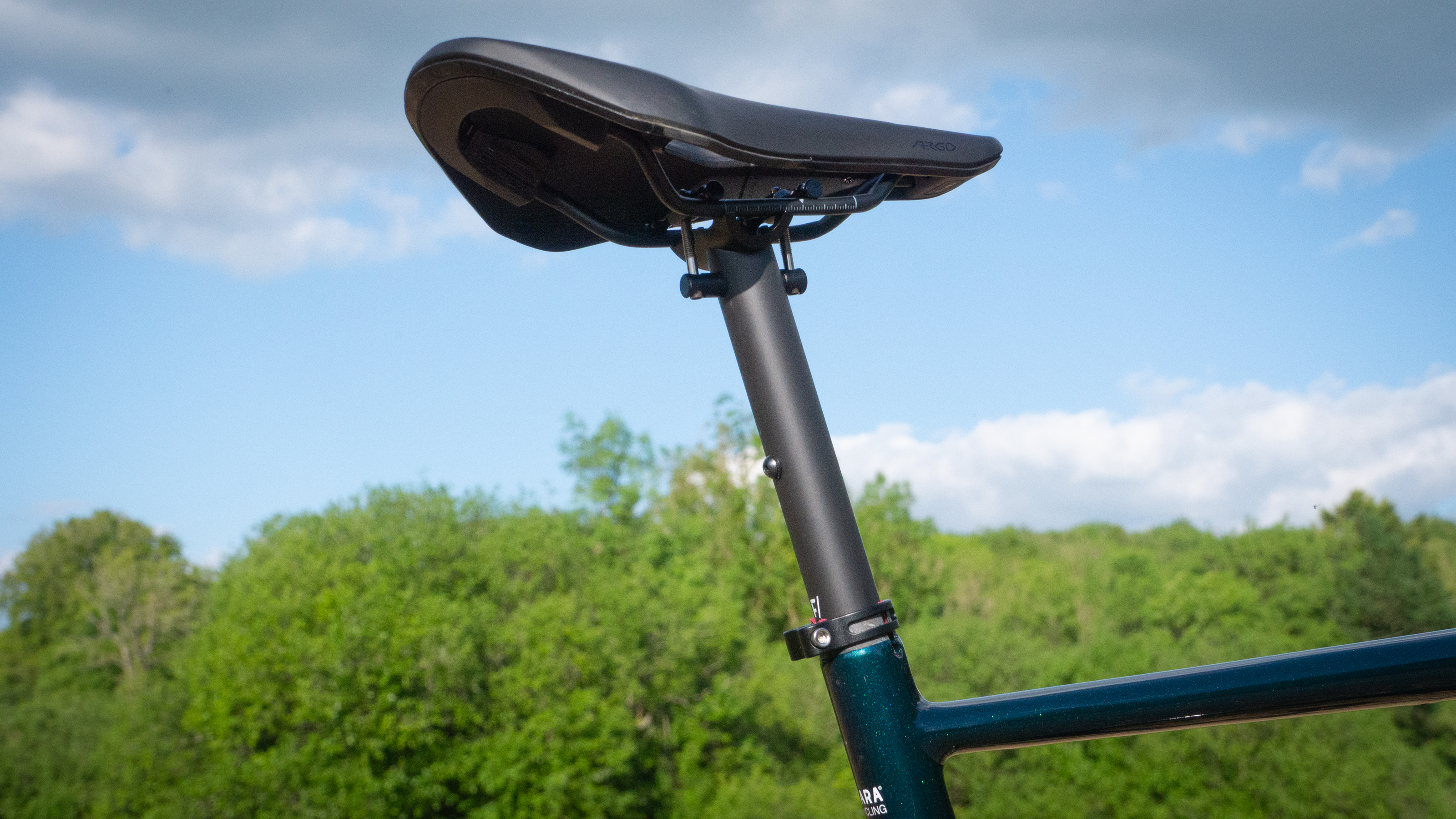 Un gros plan du vélo Fara F/AR debout dans un champ