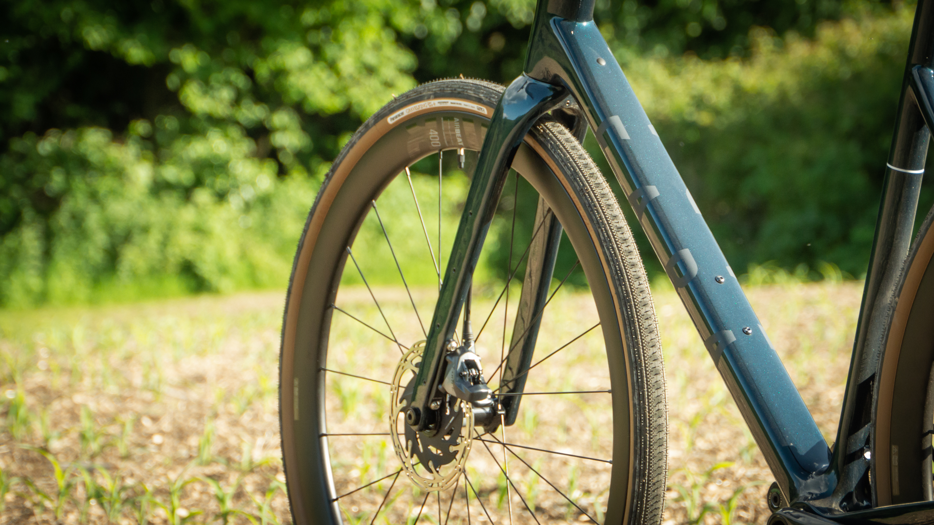Un gros plan du vélo Fara F/AR debout dans un champ