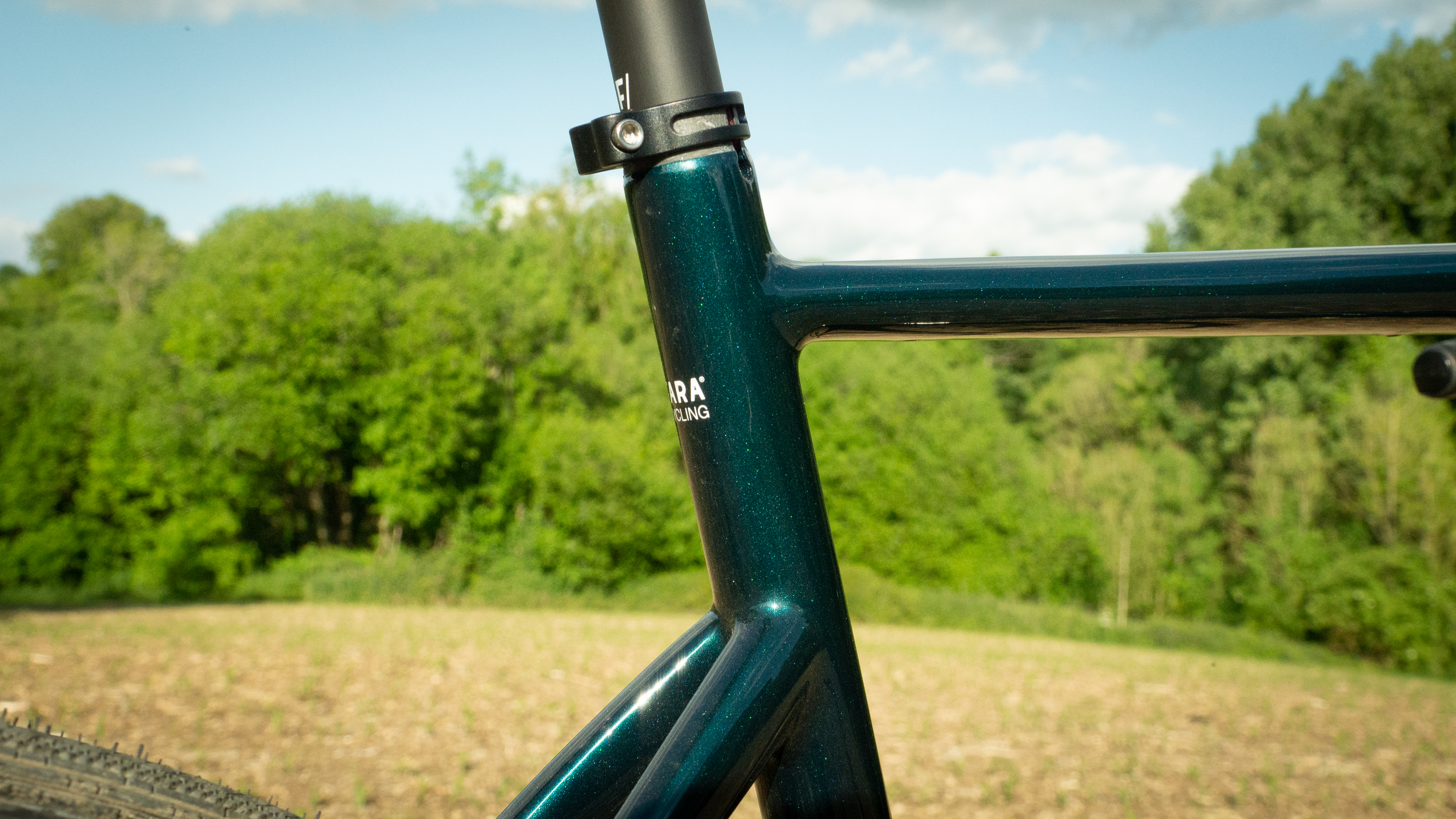 Un gros plan du vélo Fara F/AR debout dans un champ