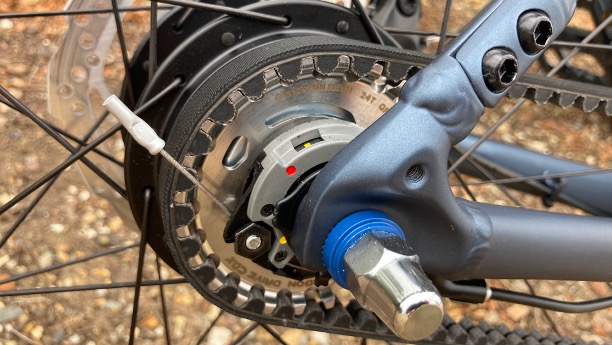 Un gros plan du moyeu à engrenages internes Shimano Nexus utilisé avec le système d'entraînement par courroie Gates sur l'hybride Boardman URB 8.9