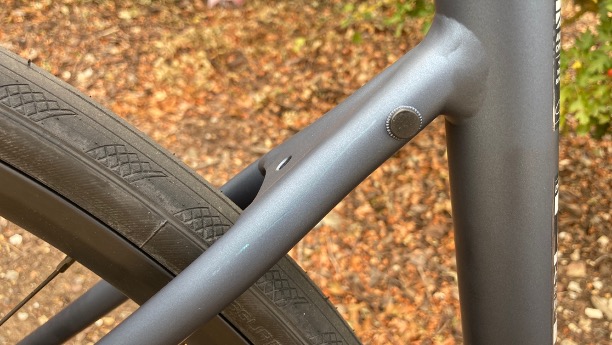 Un gros plan de l'endroit où les haubans rencontrent la tige de selle, montrant les fixations pour le porte-bagages ou les ailes, sur un hybride Boardman URB 8.9