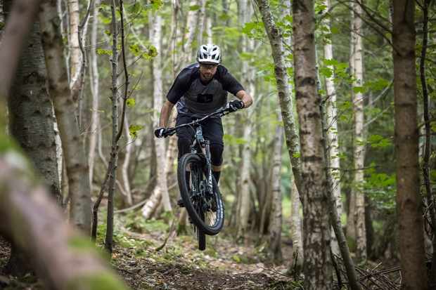 Comment sauter un VTT |  Vidéo et guide étape par étape sur la façon de décoller sur deux roues