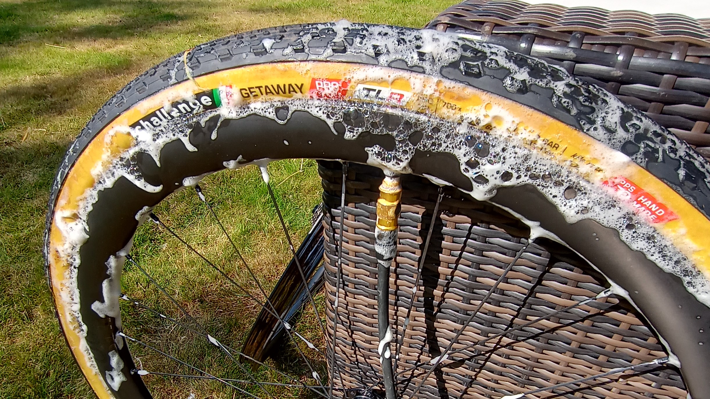 Un pneu bouillonnant extrêmement savonneux après montage