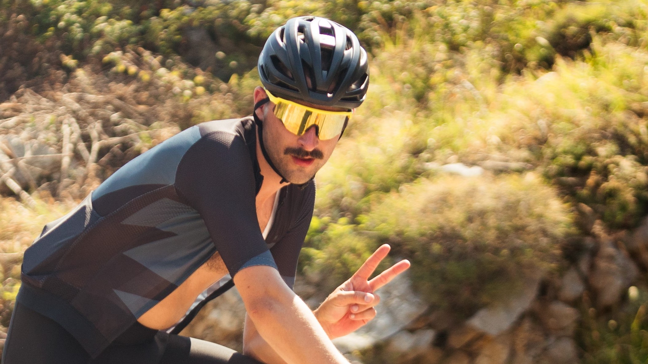 une paire de lunettes de cyclisme endura shumba II jaune