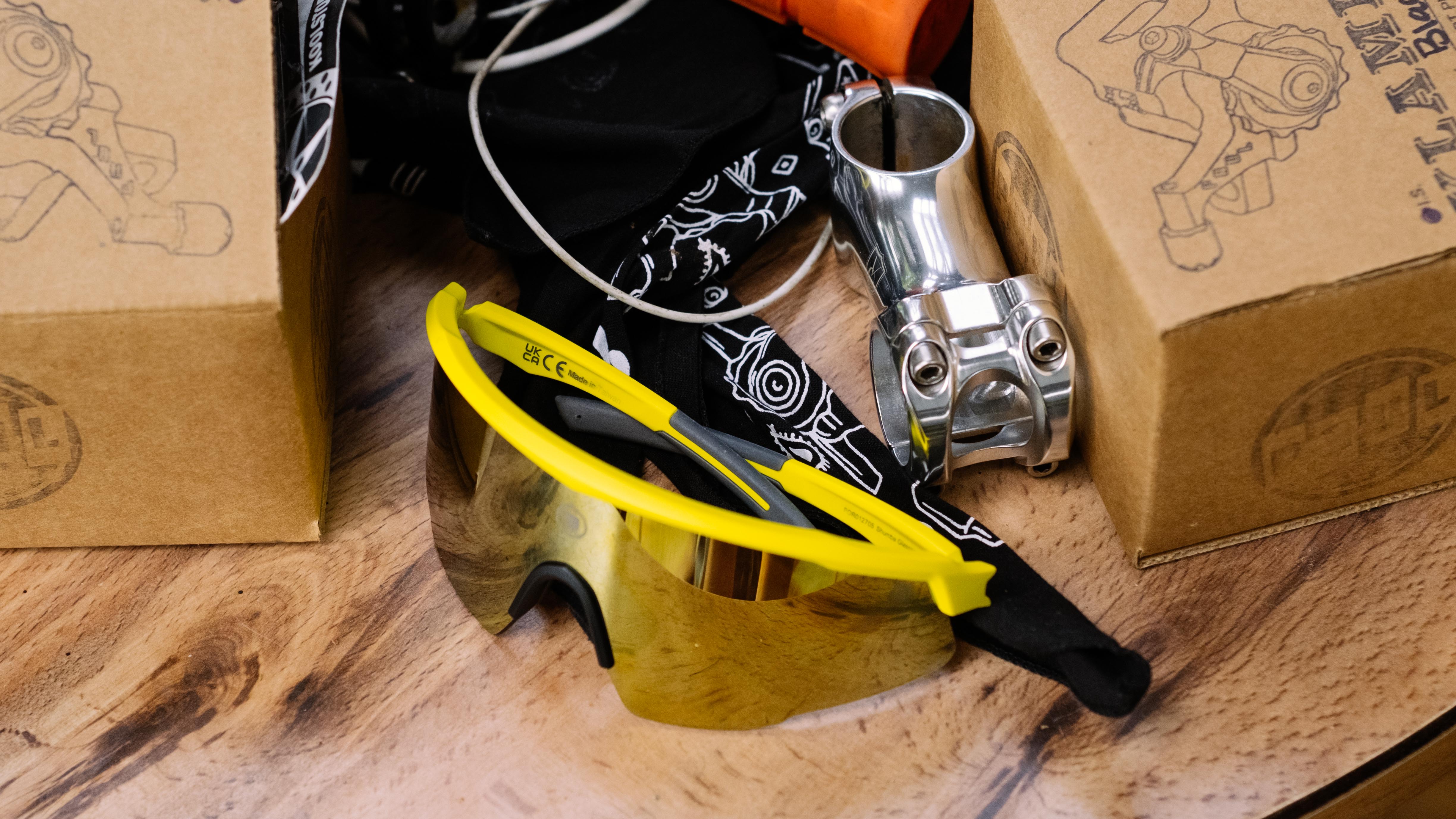 une paire de lunettes de cyclisme endura shumba II jaune