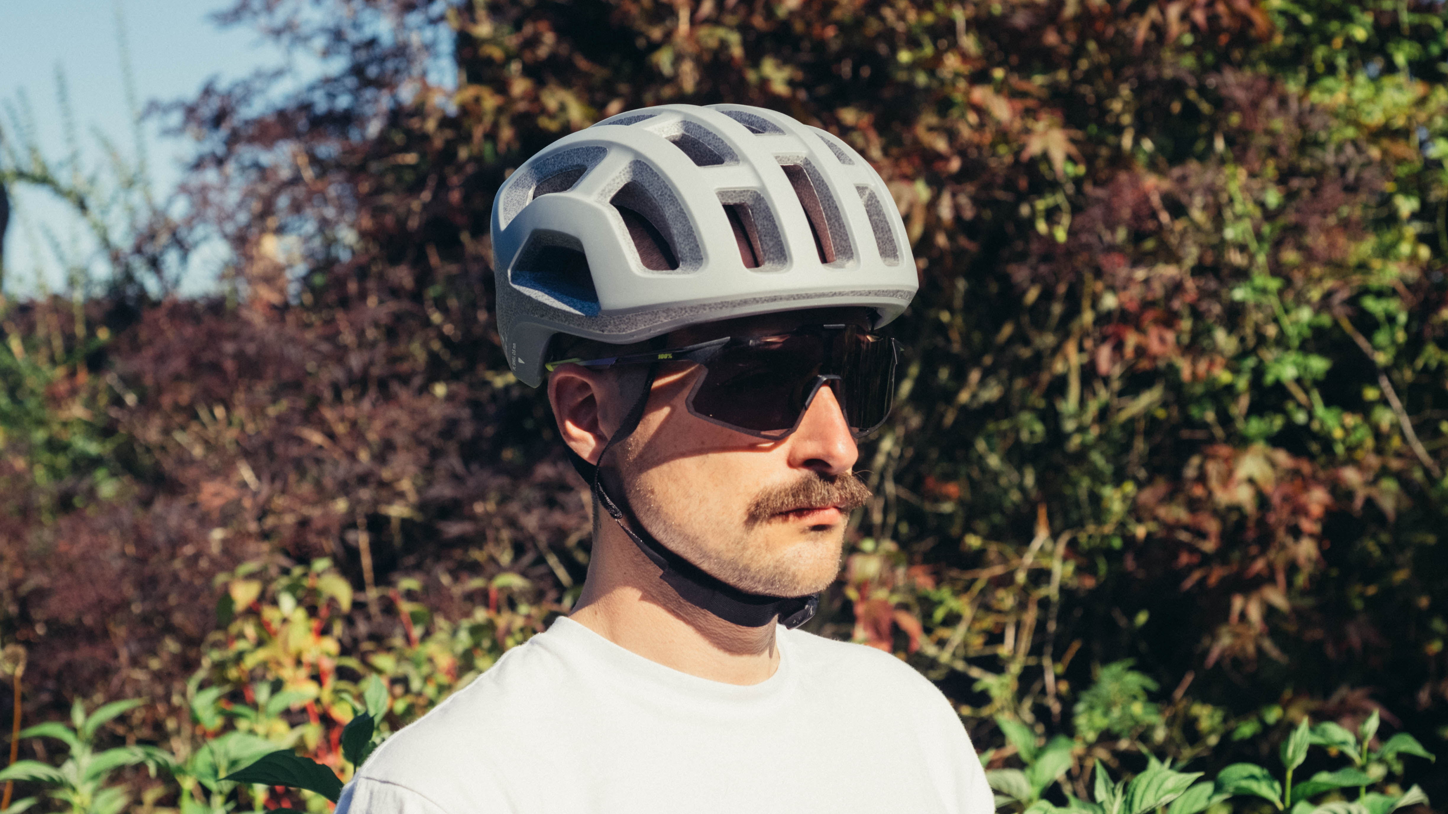 Un homme blanc à moustache porte une paire de lunettes de vélo 100% Hypercraft