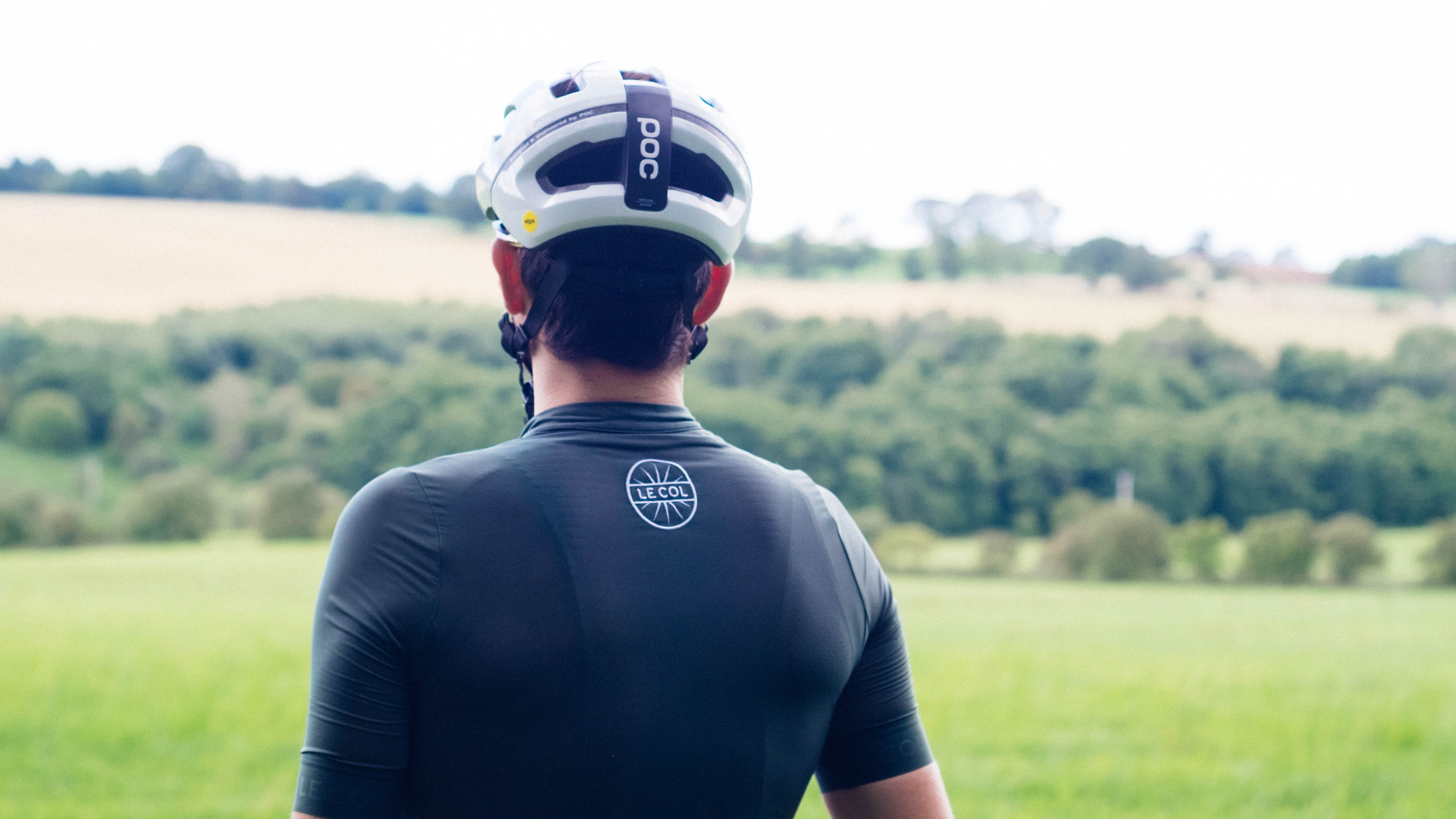 Notre critique cycliste, Will, porte le maillot vert sauge le col pro II