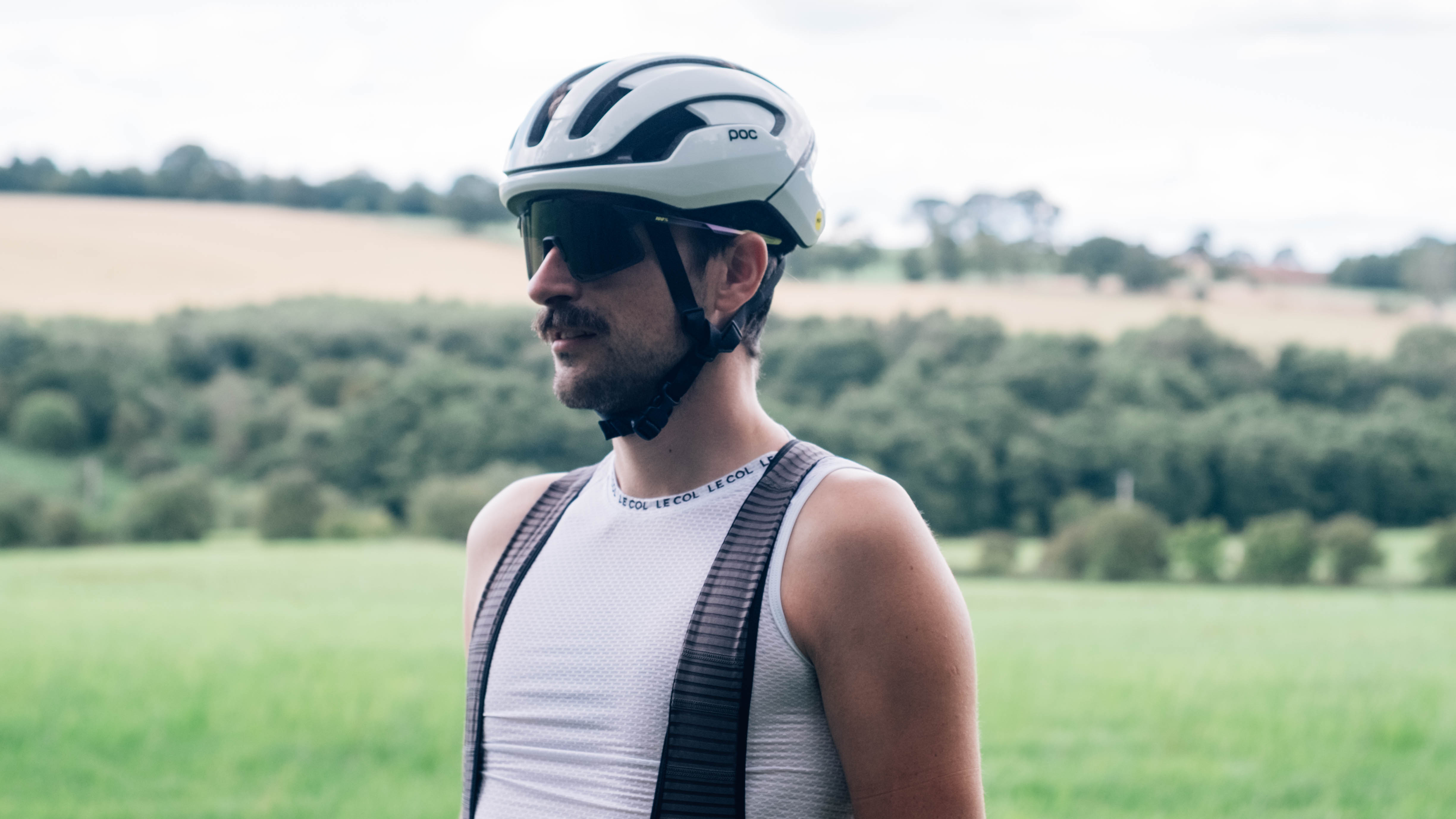 Notre expert en technologie cycliste porte un ensemble de Rapha Cargo Bibs