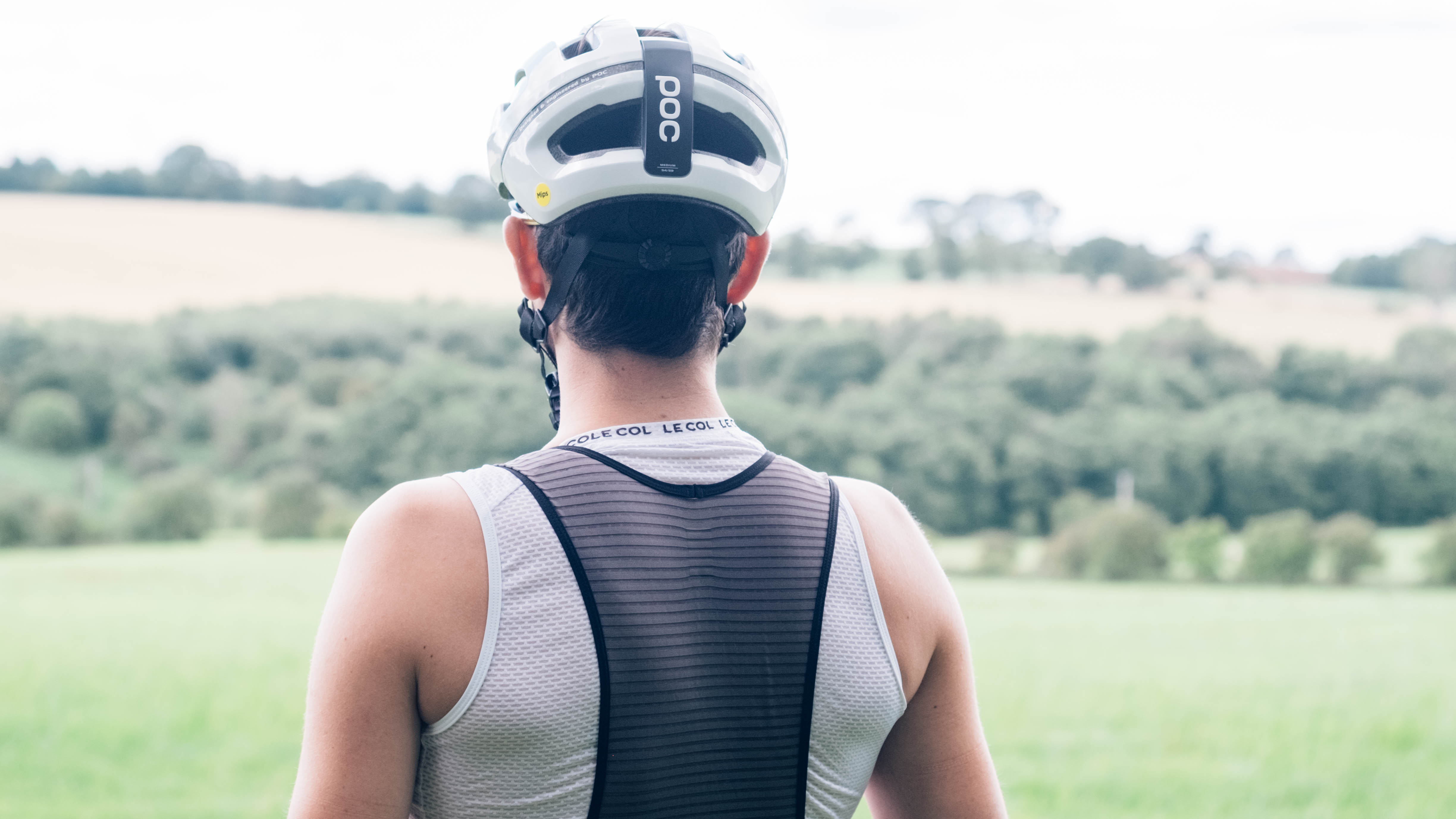 Un homme blanc porte un ensemble de Rapha Cargo Bibs
