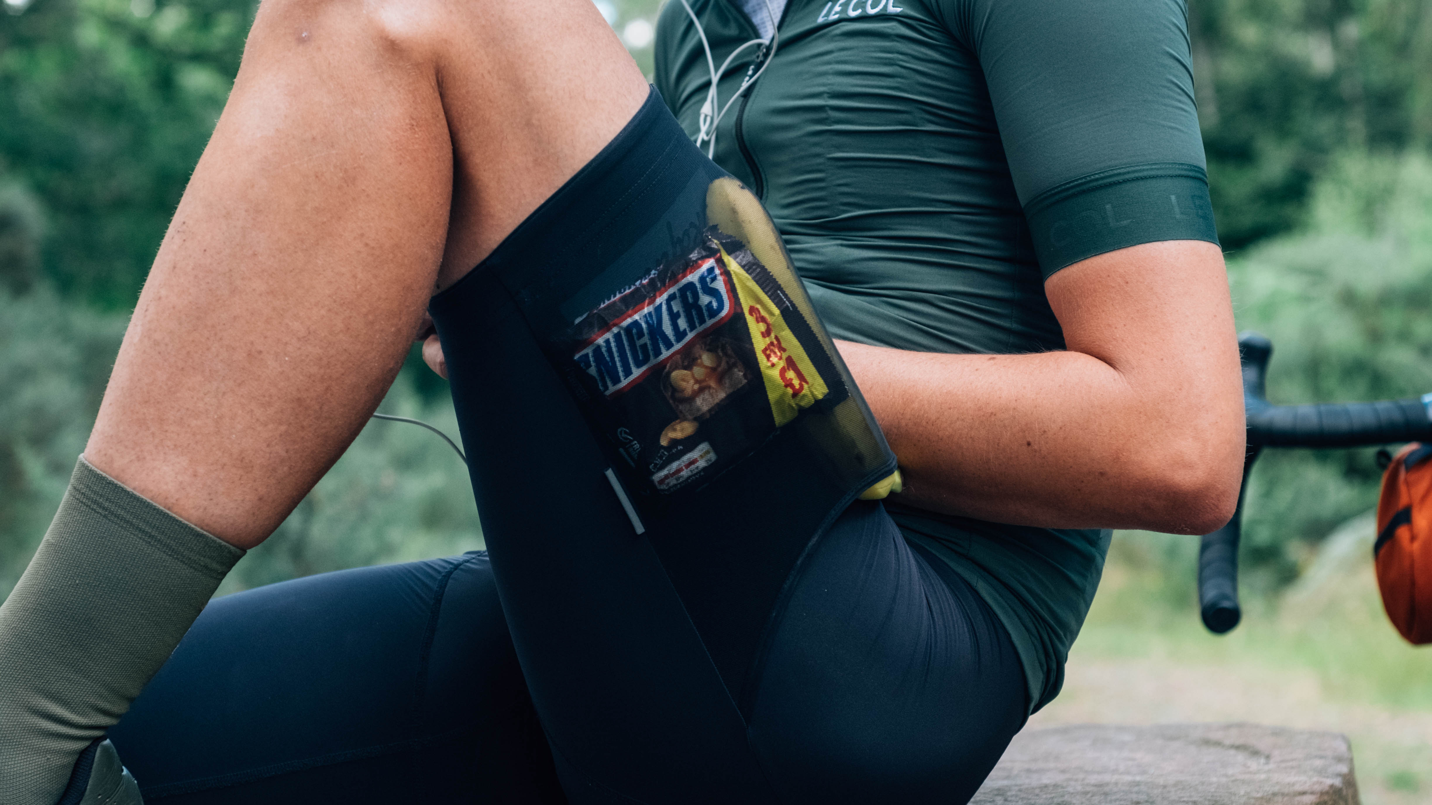 Un homme blanc porte un ensemble de Rapha Cargo Bibs