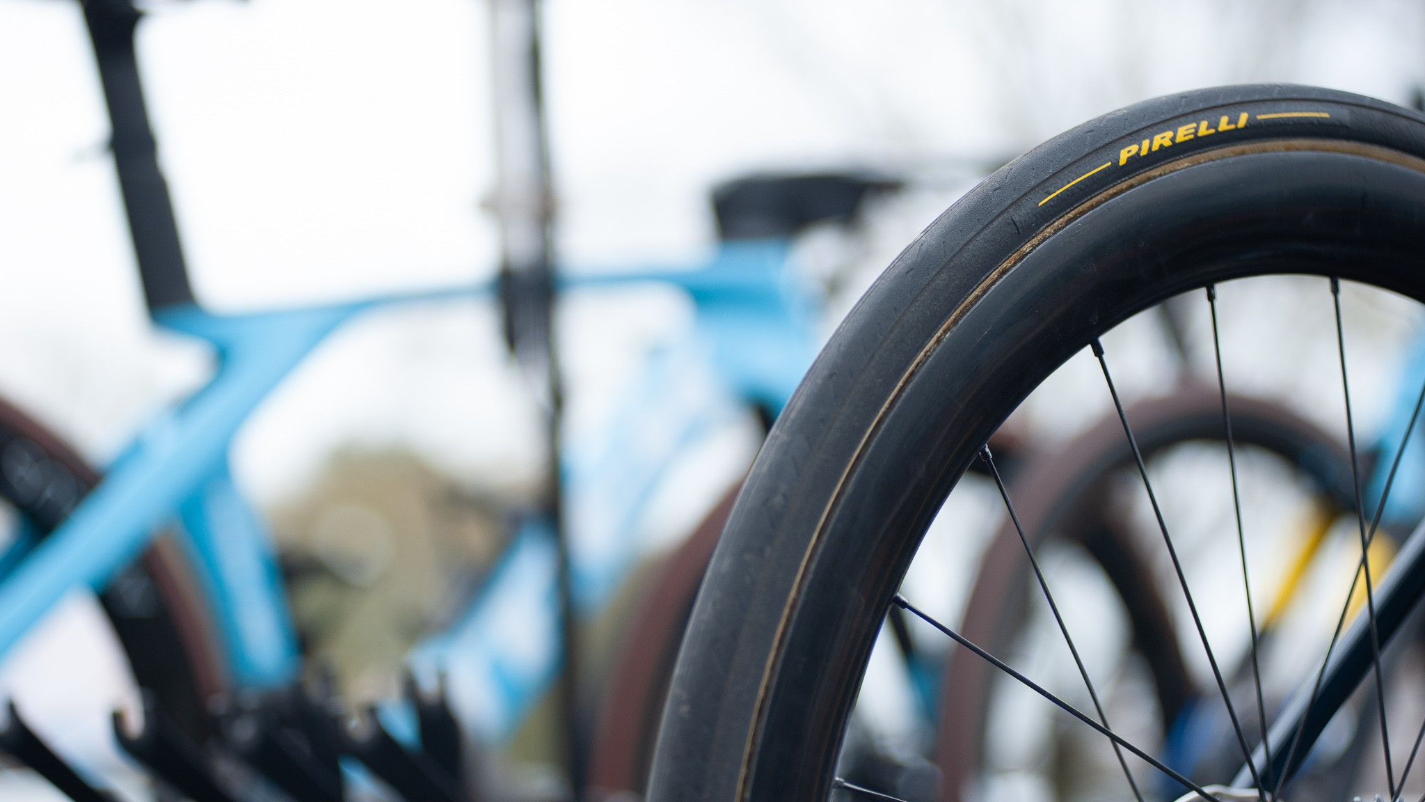 Boyau Pirelli monté sur une roue carbone Bontrager