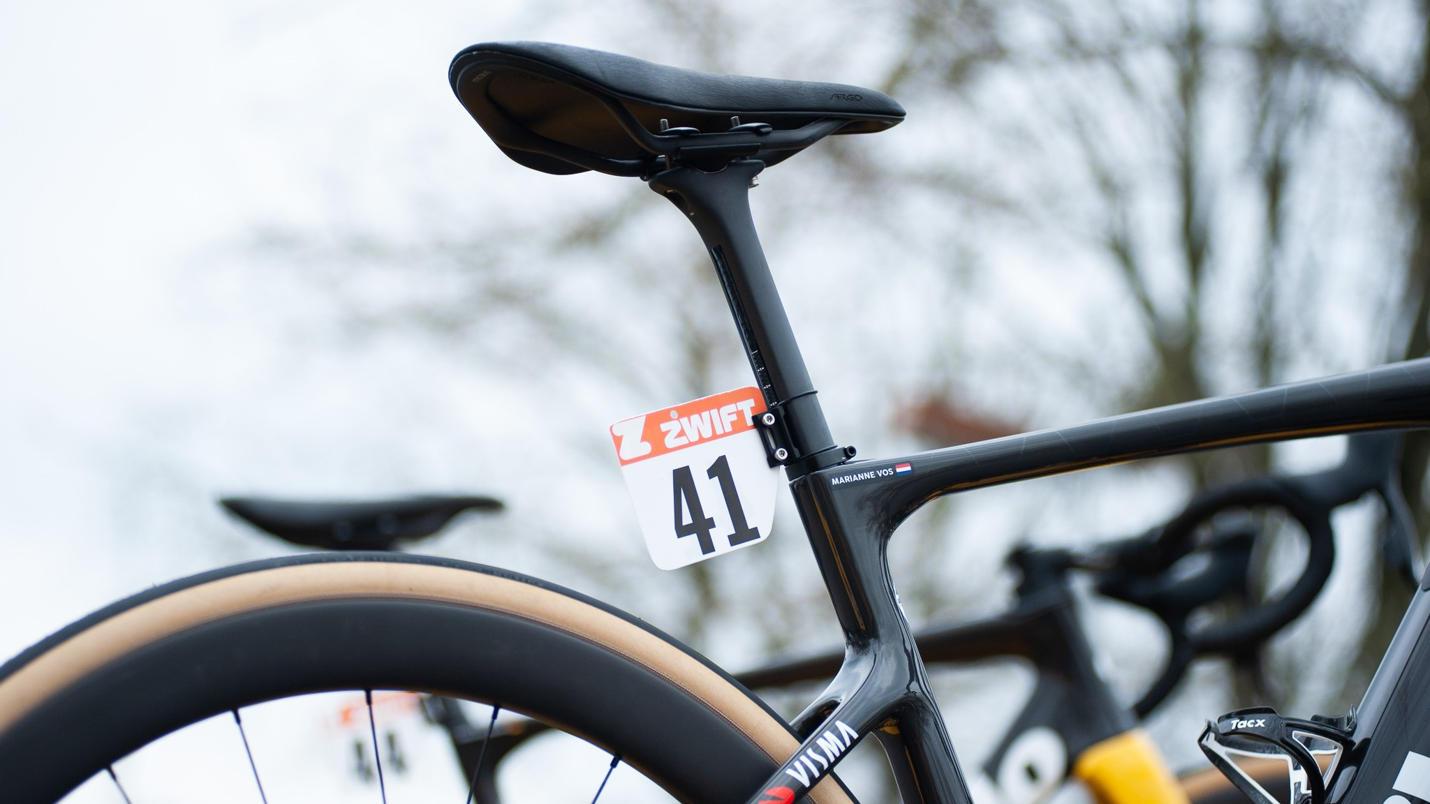 Vélo d'équipe Jumbo-Visma sur une galerie de toit