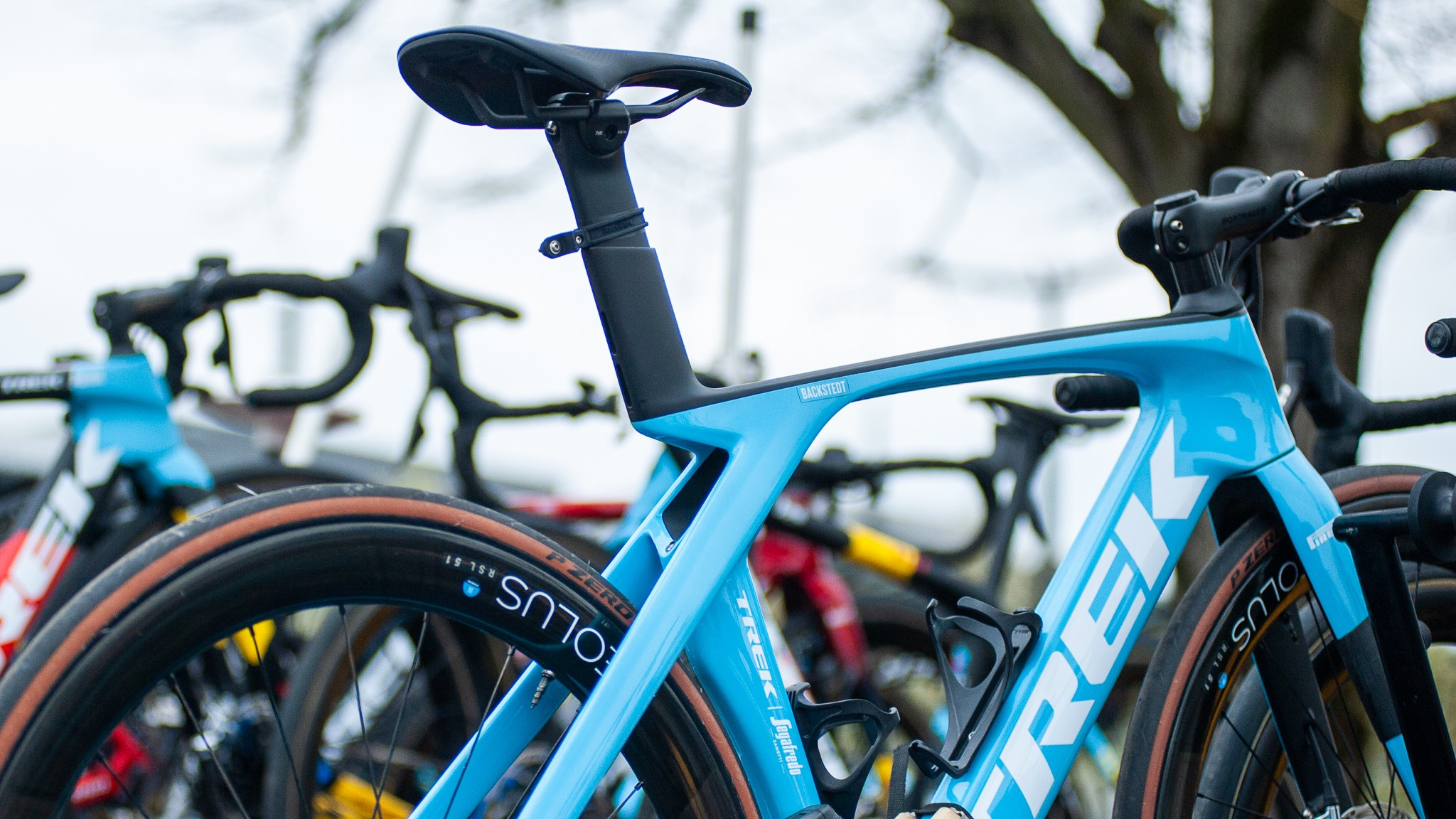 Trek Madone sur une galerie de toit à Paris-Roubaix femmes