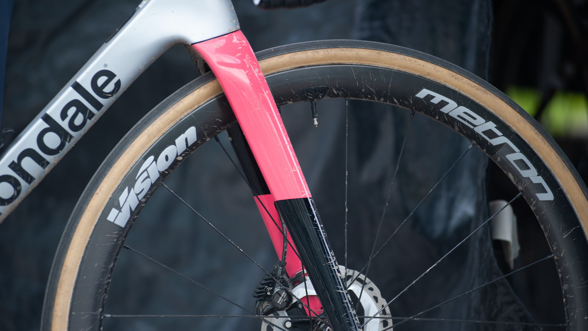 Un Cannondale Supersix après la course avec des roues Vision metron
