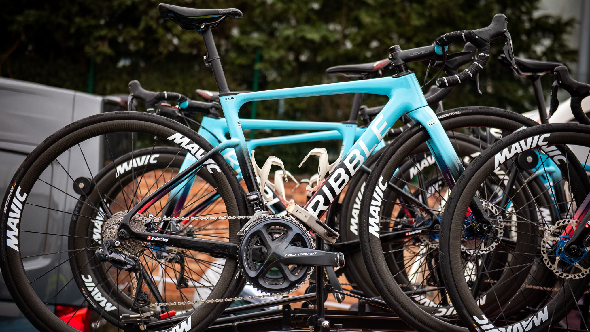 Vélos de l'équipe Ribble sur une galerie de toit à Roubaix