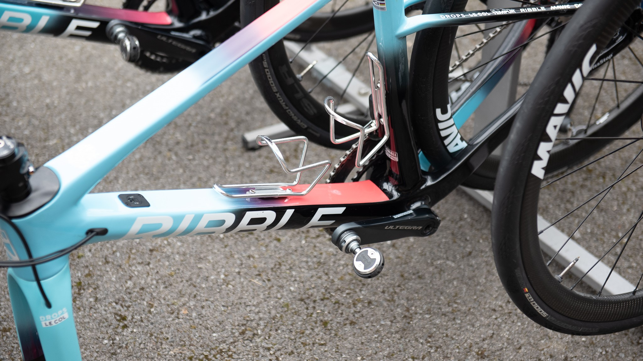 Vélos de l'équipe Ribble avec porte-bidons en aluminium