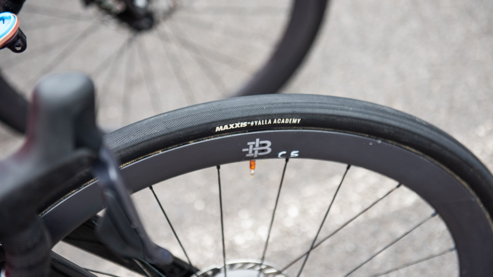 Pneus tubulaires Maxxis sur roues noires