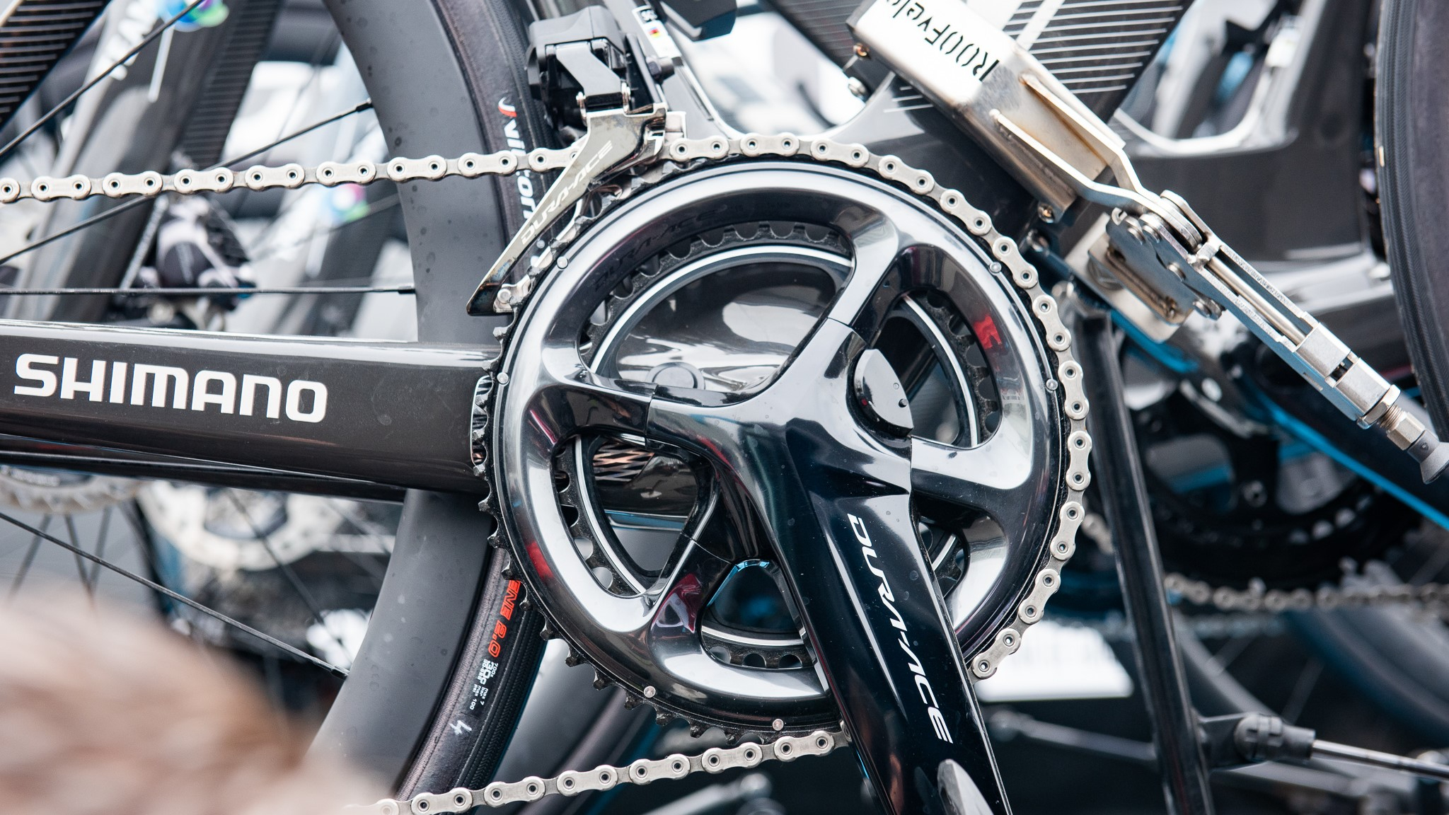 Vélos de l'équipe DSM sur le toit