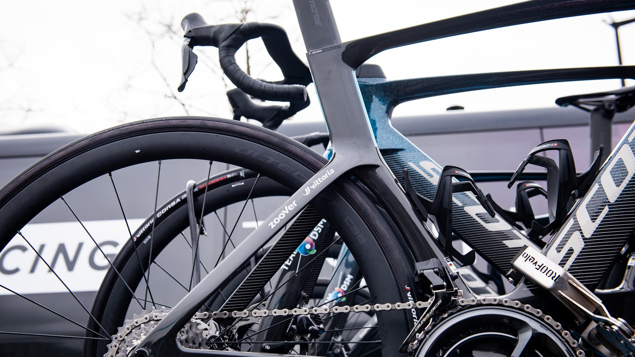 Vélos Team DSM sur le toit avec roues Ultegra montées