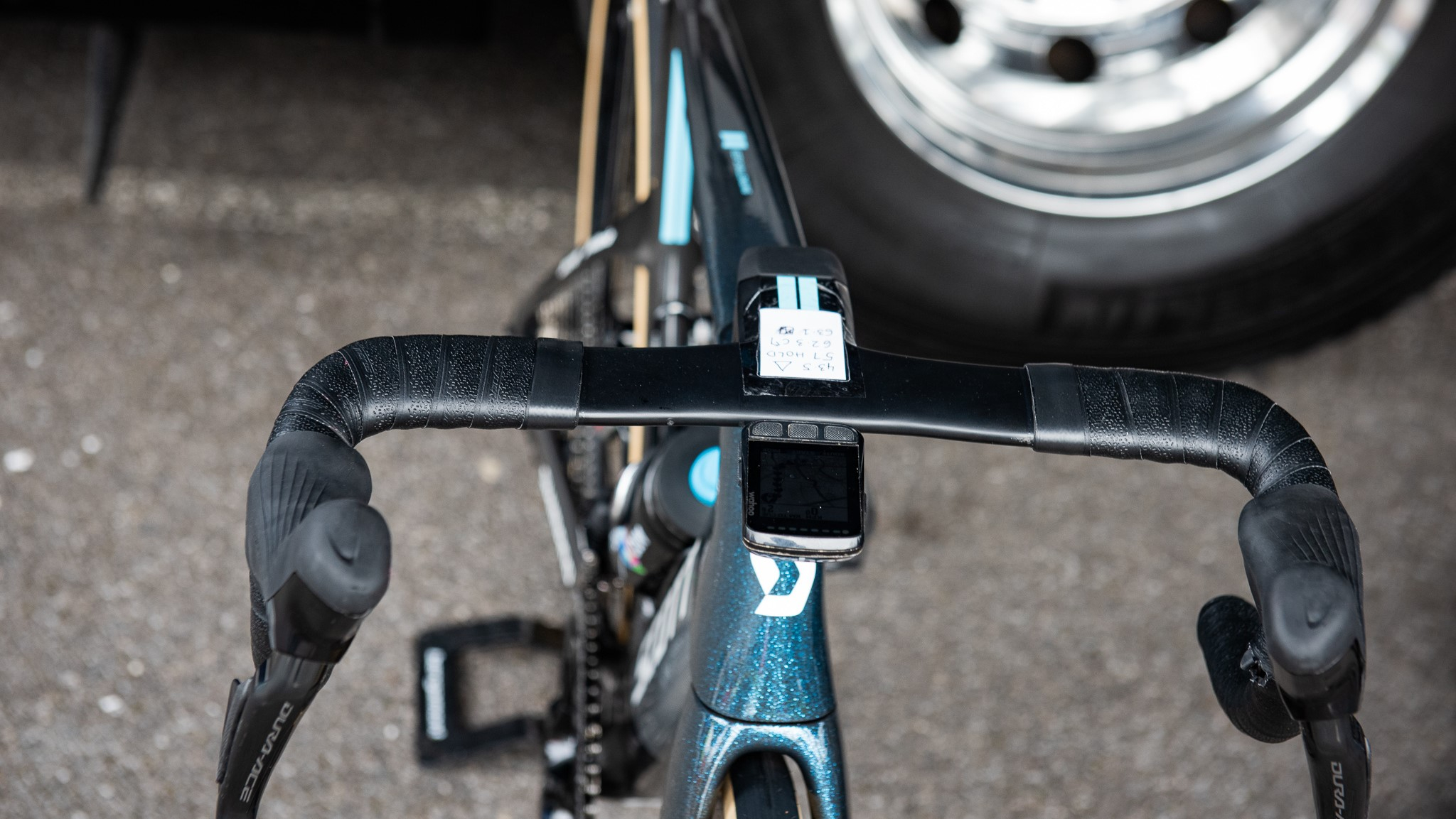 Vélo scott Team DSM avec notes sur la potence